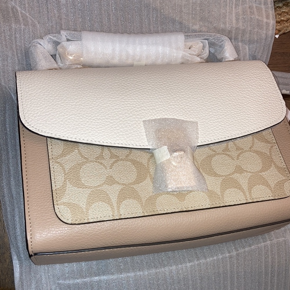 Coach
Lane Shoulder Bag In Colorblock Signature Canvas - Picture 4 of 6